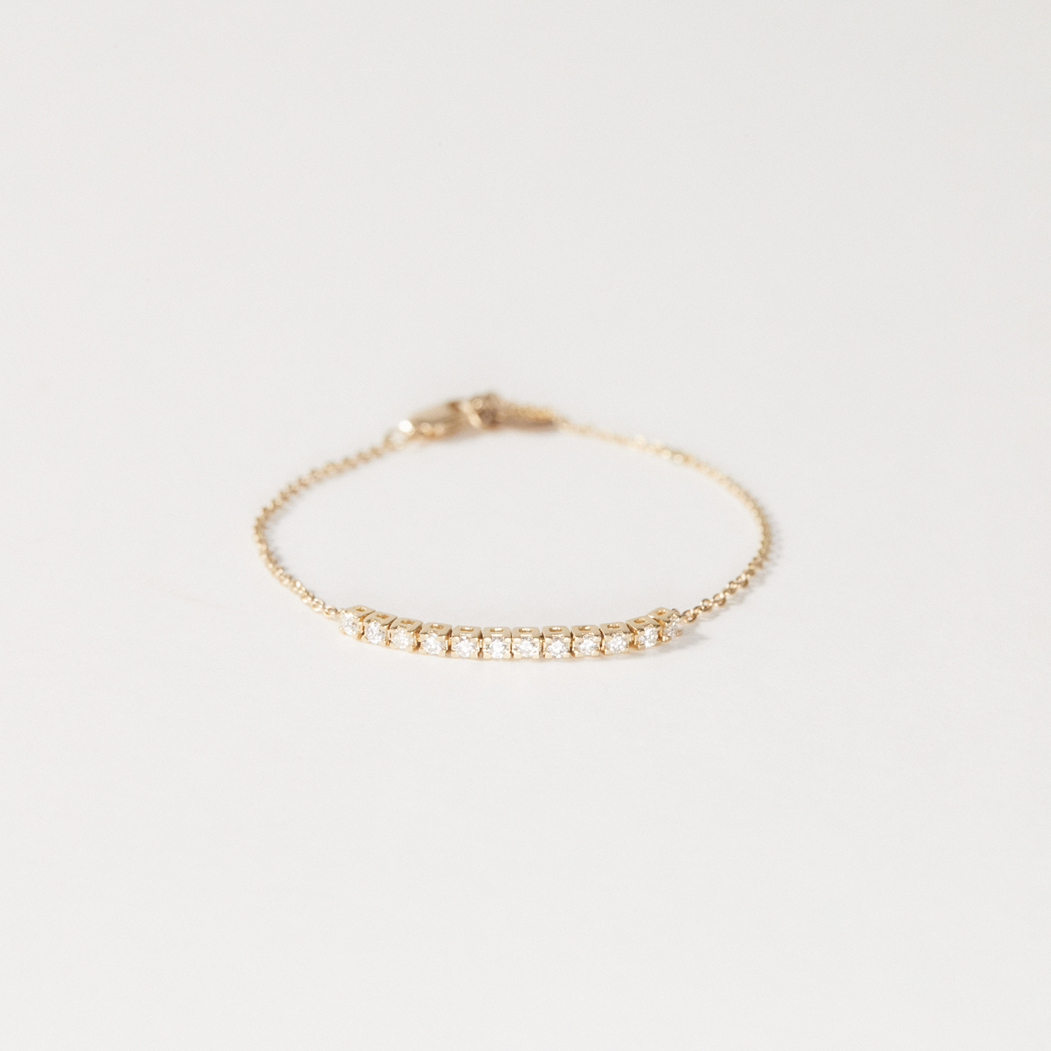 photo packshot d'un bracelet en diamant sur fond neutre