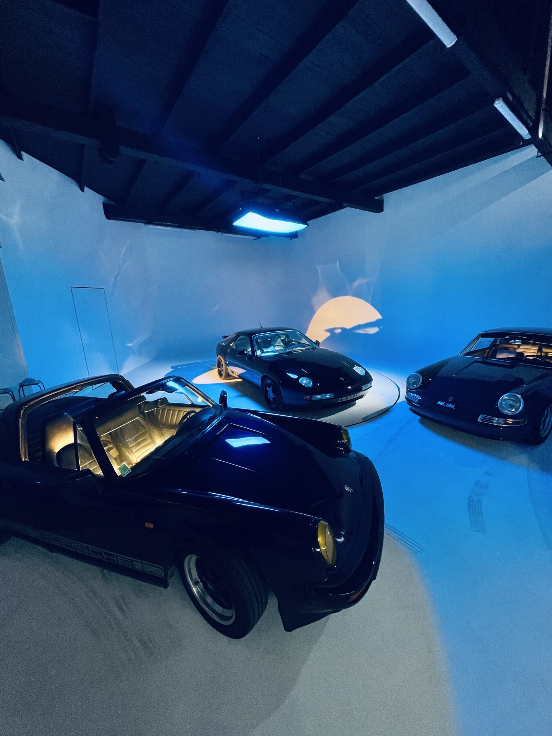 trois voiture sur le plateau tournant