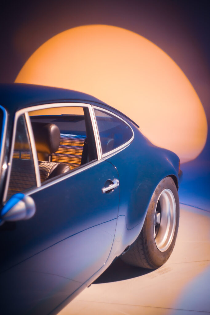 photo porsche sur un plateau tournant dans un cyclorama